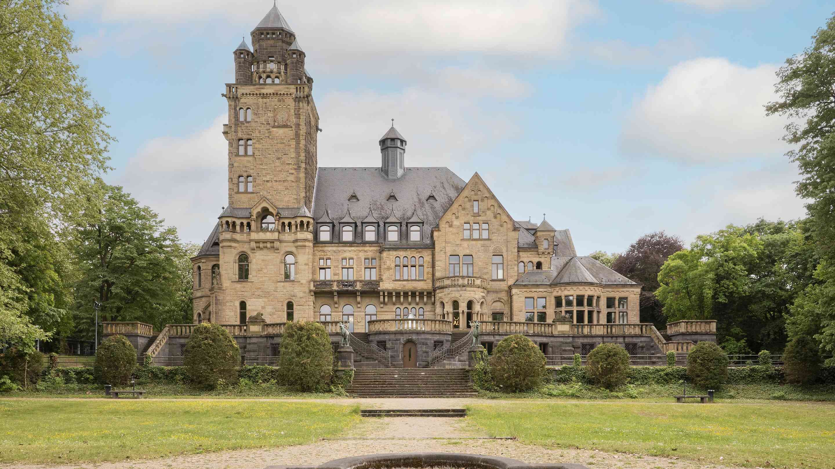 https://assets.chateauform.com/pm_8909_101_101505-lo1h6mmslb-16_9_xlarge.jpg