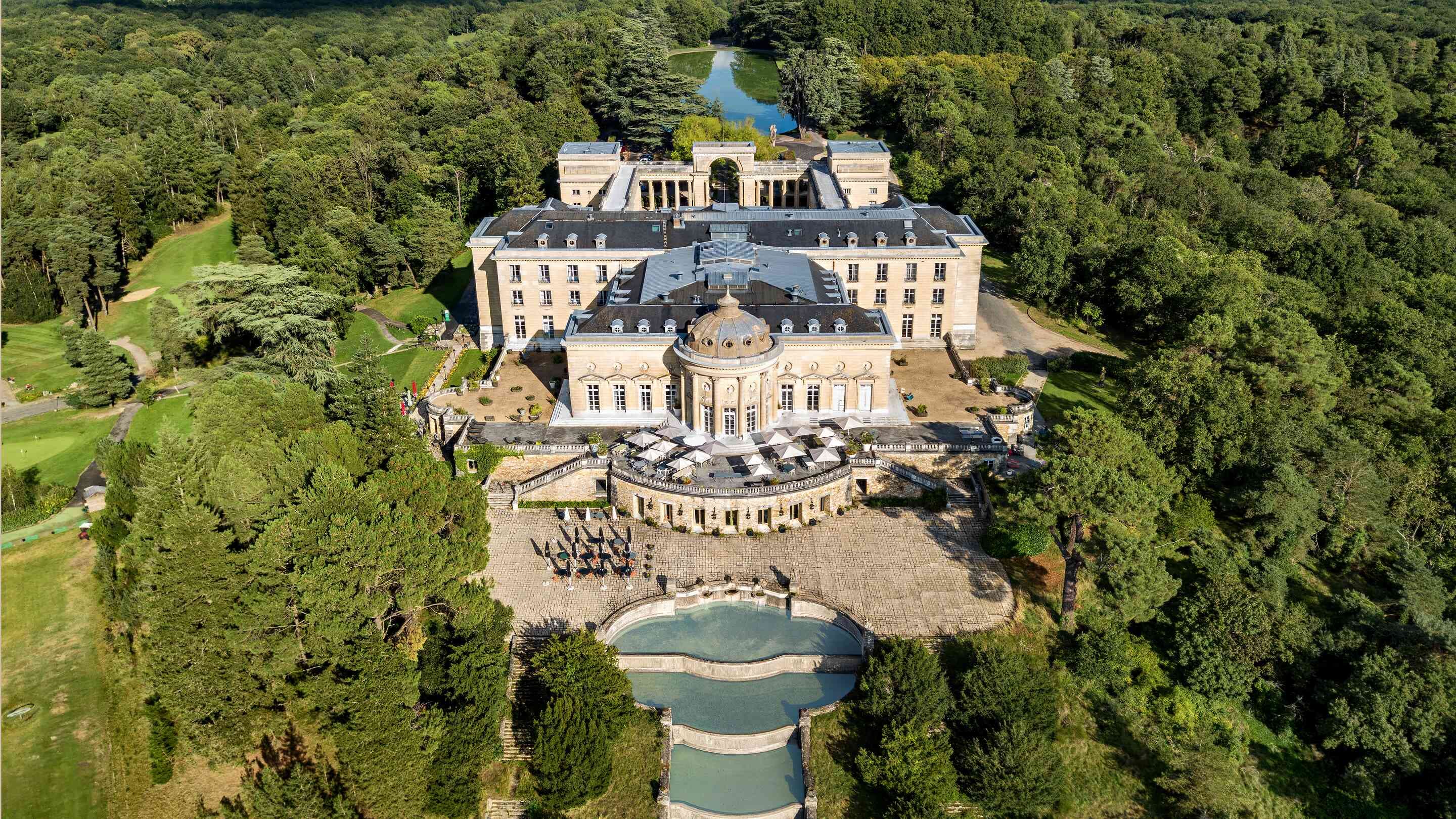 https://assets.chateauform.com/pm_8909_71_71346-bwccdqj4vp-16_9_xlarge.jpg